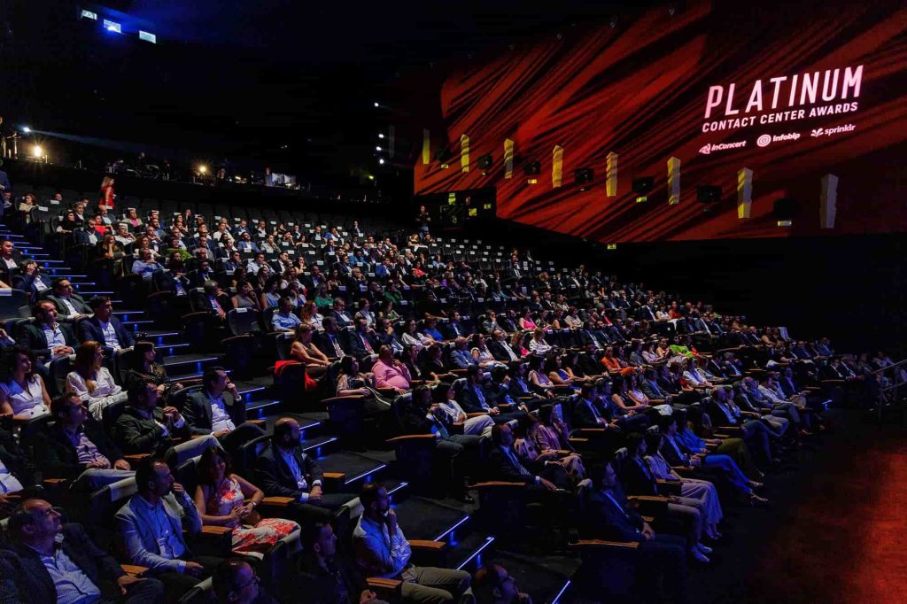 Personas en un auditorio Platinum