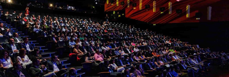 Personas en un auditorio Platinum