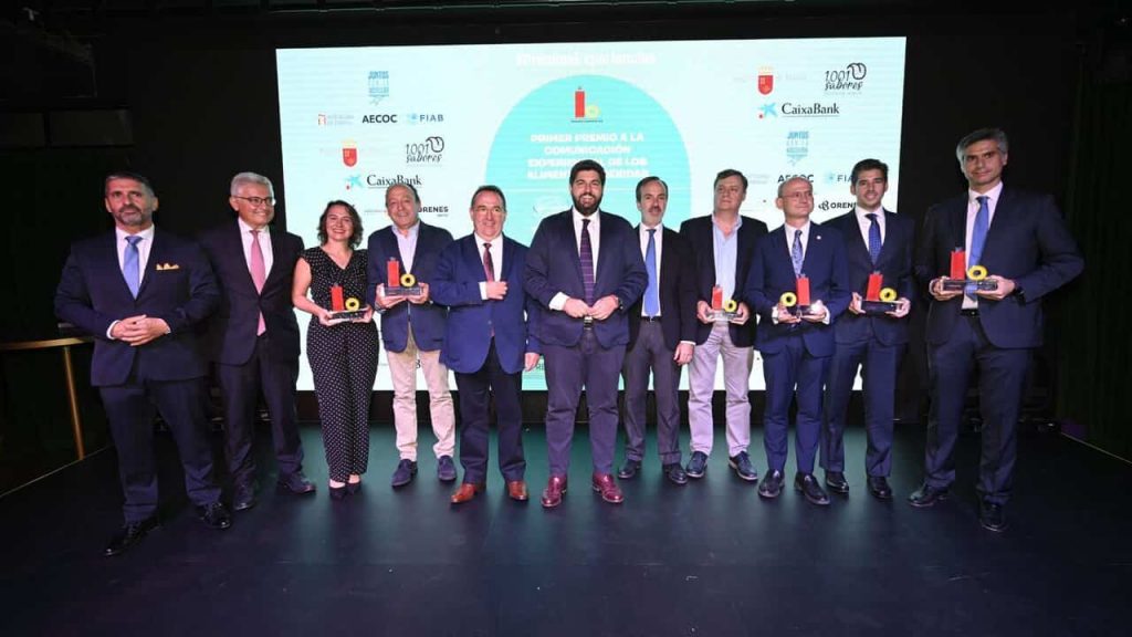 Plano general de 10 hombres y una mujer recogiendo un premio