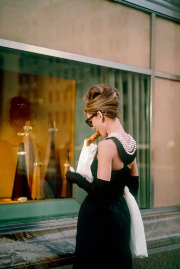 Audrey Hepburn mirando escaparate