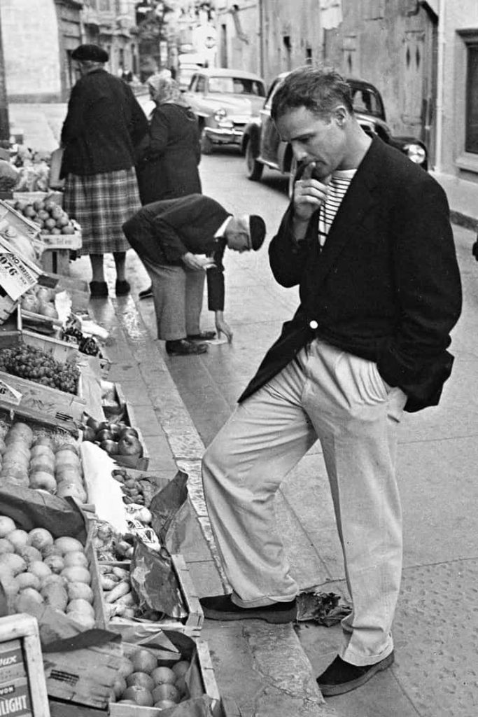 Hombre mirando fruta